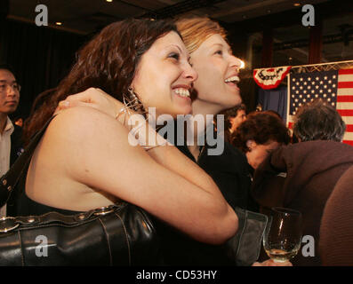 04 nov 2008 - New York, NY, STATI UNITI D'AMERICA - i sostenitori di Obama celebrare l'elezione ritorna a New York democratica del Comitato 2008 elezione notte celebrazione tenutasi lo Sheraton New York Hotel sulla Vigilia elettorale. (Credito Immagine: © Nancy Kaszerman/ZUMA Press) Foto Stock