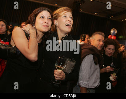 04 nov 2008 - New York, NY, STATI UNITI D'AMERICA - i sostenitori di Obama celebrare l'elezione ritorna a New York democratica del Comitato 2008 elezione notte celebrazione tenutasi lo Sheraton New York Hotel sulla Vigilia elettorale. (Credito Immagine: © Nancy Kaszerman/ZUMA Press) Foto Stock