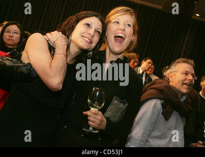 04 nov 2008 - New York, NY, STATI UNITI D'AMERICA - i sostenitori di Obama celebrare l'elezione ritorna a New York democratica del Comitato 2008 elezione notte celebrazione tenutasi lo Sheraton New York Hotel sulla Vigilia elettorale. (Credito Immagine: © Nancy Kaszerman/ZUMA Press) Foto Stock