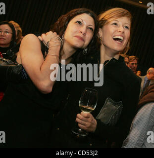 04 nov 2008 - New York, NY, STATI UNITI D'AMERICA - i sostenitori di Obama celebrare l'elezione ritorna a New York democratica del Comitato 2008 elezione notte celebrazione tenutasi lo Sheraton New York Hotel sulla Vigilia elettorale. (Credito Immagine: © Nancy Kaszerman/ZUMA Press) Foto Stock