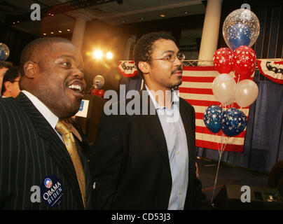 04 nov 2008 - New York, NY, STATI UNITI D'AMERICA - i sostenitori di Obama celebrare l'elezione ritorna a New York democratica del Comitato 2008 elezione notte celebrazione tenutasi lo Sheraton New York Hotel sulla Vigilia elettorale. (Credito Immagine: © Nancy Kaszerman/ZUMA Press) Foto Stock