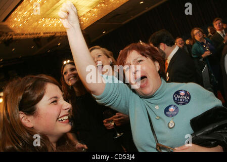 04 nov 2008 - New York, NY, STATI UNITI D'AMERICA - i sostenitori di Obama celebrare l'elezione ritorna a New York democratica del Comitato 2008 elezione notte celebrazione tenutasi lo Sheraton New York Hotel sulla Vigilia elettorale. (Credito Immagine: © Nancy Kaszerman/ZUMA Press) Foto Stock