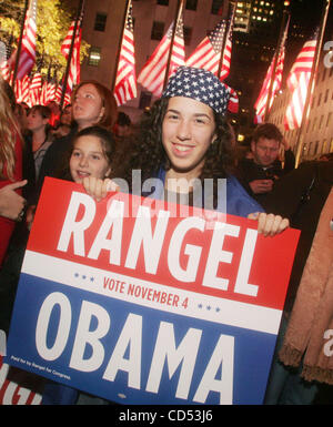 04 nov 2008 - New York, NY, STATI UNITI D'AMERICA - I Newyorkesi celebrare l'elezione restituisce al Rockefeller Center su Vigilia elettorale. (Credito Immagine: © Nancy Kaszerman/ZUMA Press) Foto Stock