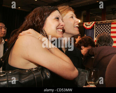 04 nov 2008 - New York, NY, STATI UNITI D'AMERICA - i sostenitori di Obama celebrare l'elezione ritorna a New York democratica del Comitato 2008 elezione notte celebrazione tenutasi lo Sheraton New York Hotel sulla Vigilia elettorale. (Credito Immagine: © Nancy Kaszerman/ZUMA Press) Foto Stock