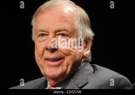 Nov 11, 2008 - Phoenix, Arizona, Stati Uniti d'America - T. BOONE PICKENS, fondatore e presidente di BP Capital Management, colloqui durante la Edison Electric istituto finanziario Conferenza al JW Marriott Desert Ridge. Pickens è promuovere il suo piano Pickens per ridurre la nazione la dipendenza dal petrolio estero. (Credito Ima Foto Stock