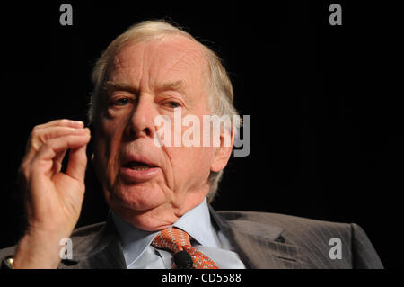 Nov 11, 2008 - Phoenix, Arizona, Stati Uniti d'America - T. BOONE PICKENS, fondatore e presidente di BP Capital Management, colloqui durante la Edison Electric istituto finanziario Conferenza al JW Marriott Desert Ridge. Pickens è promuovere il suo piano Pickens per ridurre la nazione la dipendenza dal petrolio estero. (Credito Ima Foto Stock