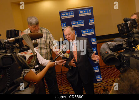 Nov 11, 2008 - Phoenix, Arizona, Stati Uniti d'America - T. BOONE PICKENS, fondatore e presidente di BP Capital Management, i colloqui per le notizie dei media durante la Edison Electric istituto finanziario Conferenza al JW Marriott Desert Ridge. Pickens è promuovere il suo piano Pickens per ridurre la nazione dipendenza straniera Foto Stock