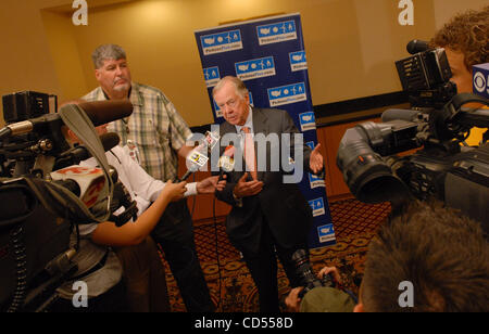 Nov 11, 2008 - Phoenix, Arizona, Stati Uniti d'America - T. BOONE PICKENS, fondatore e presidente di BP Capital Management, i colloqui per le notizie dei media durante la Edison Electric istituto finanziario Conferenza al JW Marriott Desert Ridge. Pickens è promuovere il suo piano Pickens per ridurre la nazione dipendenza straniera Foto Stock