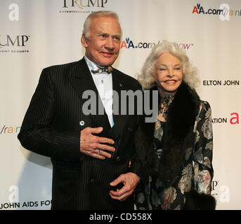 La NASA Astronaut Buzz Aldrin e la moglie Lois Driggs Cannon. Il 20 luglio 1966, Buzz e Neil Armstrong reso loro storico Apollo XI luna a piedi. "Perenne visione " Settima beneficio annuo per la Elton John AIDS Foundation a Cipiani, Wall Street nov. 11, 2008 in New York City. Photo credit: Mariela Lom Foto Stock