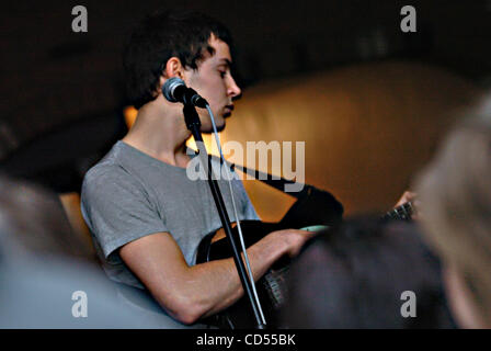 John Tipton/ZUMA Premere Pat Flegel di Calgary, Alberta Canada donne band suona presso la porta della cantina in Visalia, ca. Mart. nov. 11, 2008. La band è in tour con i rocker svedese Dungen. Foto Stock
