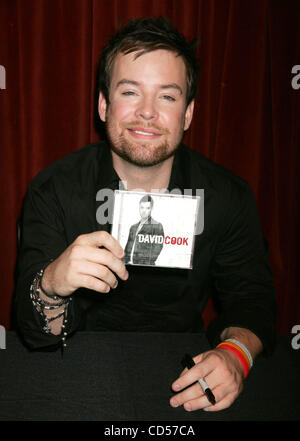 Nov 18, 2008 - New York, NY, STATI UNITI D'AMERICA - American Idol vincitore David Cook promuove il suo CD di esordio 'David cuocere' all'Hard Rock Cafe. (Credito Immagine: © Nancy Kaszerman/ZUMA Press) Foto Stock