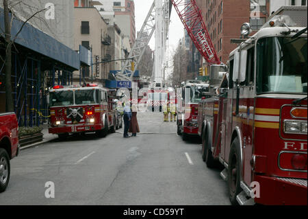 Mar 16, 2008 - New York New York, Stati Uniti - K56956BCO.crollo di una gru a 305E.50ST, New York New York 4 persone confermato morto 3 ancora mancanti 16-03-2008. - 2008.(Immagine di credito: Â© Bruce Cotler/Globe foto/ZUMAPRESS.com) Foto Stock