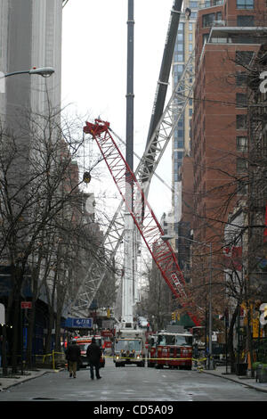 Mar 16, 2008 - New York New York, Stati Uniti - K56956BCO.crollo di una gru a 305E.50ST, New York New York 4 persone confermato morto 3 ancora mancanti 16-03-2008. - 2008.(Immagine di credito: Â© Bruce Cotler/Globe foto/ZUMAPRESS.com) Foto Stock