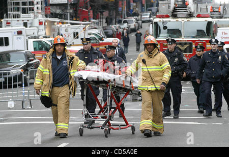 Mar 16, 2008 - New York New York, Stati Uniti - K56956BCO.crollo di una gru a 305E.50ST, New York New York 4 persone confermato morto 3 ancora mancanti 16-03-2008. - 2008.(Immagine di credito: Â© Bruce Cotler/Globe foto/ZUMAPRESS.com) Foto Stock