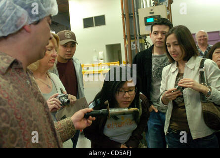 Girarrosto Paolo Gallegos consente alle persone di sentire il profumo del caffè di cottura i fagioli durante il Peet's caffè e tè open house sabato 8 marzo, 2008 in Alameda, California Centinaia di persone in fila per ottenere un tour del roastery, una degustazione e un servizio gratuito di libbra di caffè su cosa sarebbe stato Alfred Peet's 88th nascita Foto Stock