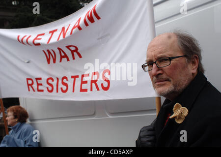 Mar 15, 2008 - Vancouver, British Columbia, Canada - Vancouver cittadini, giovani e vecchi, hanno partecipato all'Iraq Anti-War rally detenute da Vancouver Art Gallery. Centinaia di manifestanti radunati nel quinto anniversario di occupazione in Iraq per protestare contro la guerra. (Credito Immagine: © Sergei Bachlakov/ZUMApress.com) Foto Stock