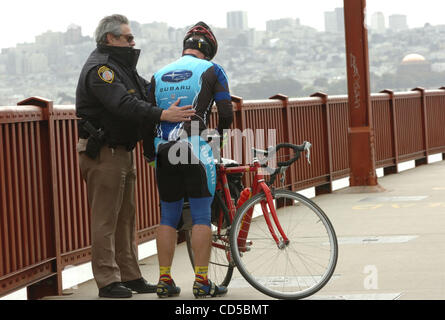 Un Golden Gate Bridge ufficiale di pattuglia controlla una ciclista vicino alla torre nord del Golden Gate Bridge di San Francisco, California martedì, 5 aprile 2008. Stoviglie rosse protesta sulla span che collega San Francisco a Marin County ha richiesto una maggiore sicurezza. (Sherry LaVars/ Contra Costa Times) Foto Stock