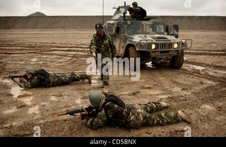 Apr 09, 2008 - Camp Morehead, Afghanistan - Afghanistan Commandos andare attraverso il convoglio formazione sotto la supervisione degli STATI UNITI Esercito forze speciali militari. Creato due anni fa da noi le forze speciali, i commandos sono aumentati dall'esercito nazionale afghano delle élite anti-terrorismo vigore ai mitici eroi un Foto Stock