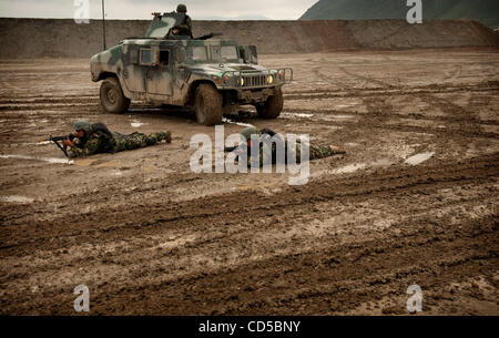 Apr 09, 2008 - Camp Morehead, Afghanistan - Afghanistan Commandos andare attraverso il convoglio formazione sotto la supervisione degli STATI UNITI Esercito forze speciali militari. Creato due anni fa da noi le forze speciali, i commandos sono aumentati dall'esercito nazionale afghano delle élite anti-terrorismo vigore ai mitici eroi un Foto Stock