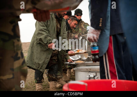 Apr 09, 2008 - Camp Morehead, Afghanistan - Afghanistan Commandos pausa per il pranzo dopo il completamento di una stanza di compensazione di esercizio. Creato due anni fa da noi le forze speciali, i commandos sono aumentati dall'esercito nazionale afghano delle élite anti-terrorismo vigore ai mitici eroi ammirati dagli abitanti dei villaggi e di paura Foto Stock