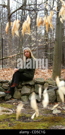 BONNIE MCENEANEY, autore di "messaggi: Segni, visite e presagi da perso persone care su 9/11' nella sua casa di nuova Canaan, Connecticut. Ella siede su un muro di pietra costruito dal defunto marito Eamon, che ha lavorato presso Cantor Fitzgerald sul 105° piano della Torre Nord e morti in attentati contro il Foto Stock