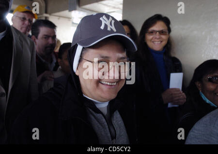 Suor Ines, di Staten Island indossa un cappello di Yankees come arriva a Papa Benedetto XVI di offrire la Messa allo Yankee Stadium. Foto Stock