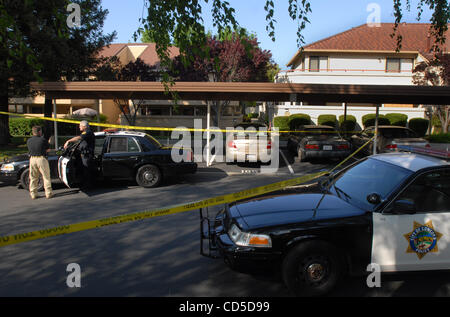 Concord polizia investigatore della scena del crimine Craig Oelrich, sinistra e officer Dave Savage opera la scena in cui un uomo è stato girato a Cowell Terrazza complesso di appartamenti a Concord, California, nel pomeriggio di domenica 20 aprile, 2008. (Susan Tripp Pollard/Contra Costa Times) Foto Stock