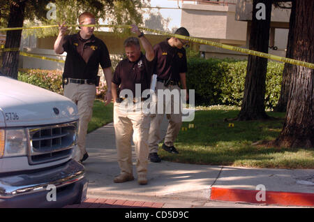 Concord polizia investigatore della scena del crimine Craig Oelrich, centro contiene fino la scena del crimine su nastro per Contra Costa County Criminalist lavorando la scena con lui a un funzionario coinvolto riprese a Cowell Terrazza complesso di appartamenti a Concord, California, domenica 20 aprile, 2008. (Susan Tripp Pollard/Con Foto Stock