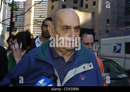 Apr 22, 2008 - Manhattan, NY, STATI UNITI D'AMERICA - BEN-AMI KADISH è portati di fronte e rilasciato su bond a Manhattan corte federale a seguito del suo arresto il martedì. Kadish, 84, del New Jersey, un ex U.S. Esercito ingegnere meccanico, è sospettato di dare Israele segreti sulle armi nucleari, jet da combattimento e di missili in t Foto Stock