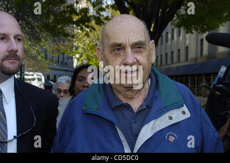 Apr 22, 2008 - Manhattan, NY, STATI UNITI D'AMERICA - BEN-AMI KADISH è portati di fronte e rilasciato su bond a Manhattan corte federale a seguito del suo arresto il martedì. Kadish, 84, del New Jersey, un ex U.S. Esercito ingegnere meccanico, è sospettato di dare Israele segreti sulle armi nucleari, jet da combattimento e di missili in t Foto Stock