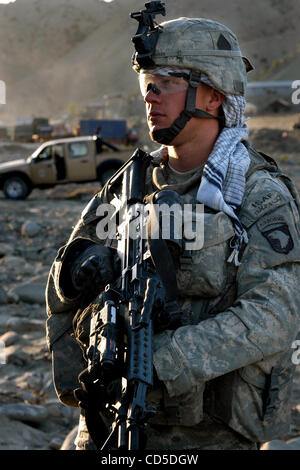 Apr 24, 2008 - Provincia di Paktya, Afghanistan - PFC NICOLAS operaio di Charlie Co., 1-61 Cav., 4 BCT, 101st Abn., durante un arresto di pattuglia in Afghanistan orientale. L'arma che egli porta è la M-249 SAW (Squad Arma automatica), una luce mitragliatrice. (Credito Immagine: © Paolo Avallone/ZUMA Press) Foto Stock