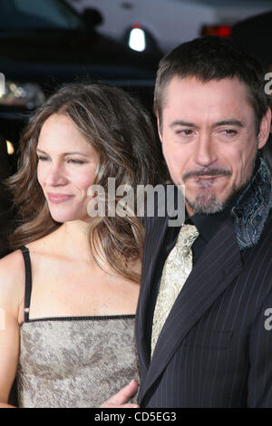 L'attore Robert Downey Jr e la moglie Susan all'Iron Man Premiere detenute a Grauman's Chinese Theater di Hollywood Foto Stock