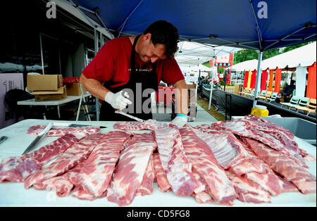 15 maggio 2008 - Memphis, Tennessee, Stati Uniti d'America - SCOTT MCDANIEL, rappresentando il fumo Shack barbeque del Nord Augusta, SC, strisce membrana a partire da una lastra di nervature prima di fumare al trentunesimo annuale di Memphis nel maggio del campionato del mondo di barbecue per la cottura Contest, colloquialmente noto come 'il Superbowl di animali della specie suina." Oltre 250 Foto Stock