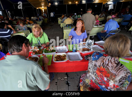 15 maggio 2008 - Memphis, Tennessee, Stati Uniti d'America - Giudici assaporare le voci nella concorrenza di frutti di mare alla XXXI annuale di Memphis nel maggio del campionato del mondo di barbecue per la cottura Contest, colloquialmente noto come 'il Superbowl di animali della specie suina." Oltre 250 barbeque squadre da 20 membri e quattro paesi hanno gareggiato quest'anno in Foto Stock