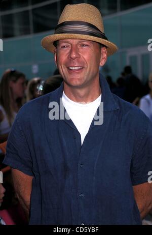 Giugno 1, 2003 - Hollywood, California, Stati Uniti - Mi7684PR.RUGRATS GO WILD PREMIERE AL CINEMA THEATERA DOME CA.06/01/2003. / / 2003.Bruce Willis(Immagine di credito: Â© Phil Roach/Globe foto/ZUMAPRESS.com) Foto Stock