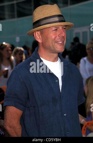 Giugno 1, 2003 - Hollywood, California, Stati Uniti - Mi7684PR.RUGRATS GO WILD PREMIERE AL CINEMA THEATERA DOME CA.06/01/2003. / / 2003.Bruce Willis(Immagine di credito: Â© Phil Roach/Globe foto/ZUMAPRESS.com) Foto Stock