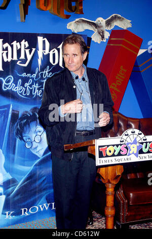 Giugno 21, 2003 - New York New York, Stati Uniti - K31335RM SD0620.libro della saga di Harry Potter, RELEASE.Toys-R-US, TIMES SQUARE, NEW YORK New York.. / 2003.JIM DALE(Immagine di credito: Â© Rick Mackler/Globe foto/ZUMAPRESS.com) Foto Stock