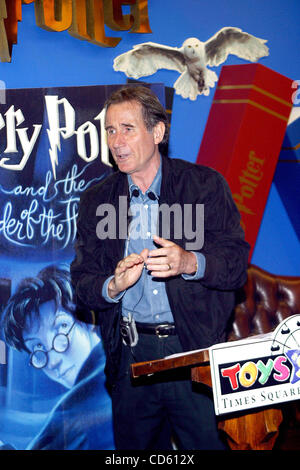 Giugno 21, 2003 - New York New York, Stati Uniti - K31335RM SD0620.libro della saga di Harry Potter, RELEASE.Toys-R-US, TIMES SQUARE, NEW YORK New York.. / 2003.JIM DALE(Immagine di credito: Â© Rick Mackler/Globe foto/ZUMAPRESS.com) Foto Stock