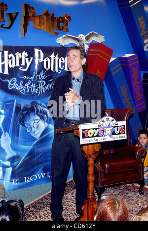 Giugno 21, 2003 - New York New York, Stati Uniti - K31335RM SD0620.libro della saga di Harry Potter, RELEASE.Toys-R-US, TIMES SQUARE, NEW YORK New York.. / 2003.JIM DALE(Immagine di credito: Â© Rick Mackler/Globe foto/ZUMAPRESS.com) Foto Stock