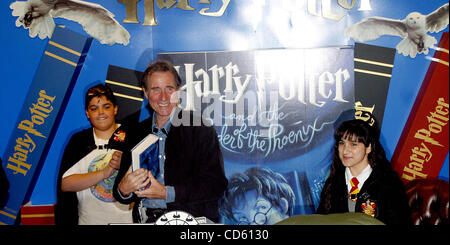 Giugno 21, 2003 - New York New York, Stati Uniti - K31335RM SD0620.libro della saga di Harry Potter, RELEASE.Toys-R-US, TIMES SQUARE, NEW YORK New York.. / 2003.JIM DALE(Immagine di credito: Â© Rick Mackler/Globe foto/ZUMAPRESS.com) Foto Stock