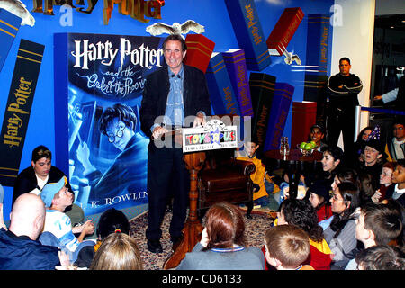 Giugno 21, 2003 - New York New York, Stati Uniti - K31335RM SD0620.libro della saga di Harry Potter, RELEASE.Toys-R-US, TIMES SQUARE, NEW YORK New York.. / 2003.JIM DALE(Immagine di credito: Â© Rick Mackler/Globe foto/ZUMAPRESS.com) Foto Stock