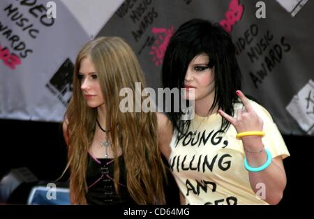 Agosto 28, 2003 - New York New York, Stati Uniti - K32459RM.MTV Video Music Awards. .Arrivi..RADIO New York Music Hall di New York New York.. / 2003.08/28/2003..AVRIL LAVIGNE e Kelly Osbourne(Immagine di credito: Â© Rick Mackler/Globe foto/ZUMAPRESS.com) Foto Stock