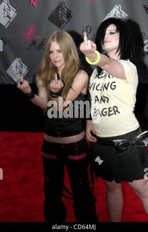 Agosto 28, 2003 - New York New York, Stati Uniti - K32459RM.MTV Video Music Awards. .Arrivi..RADIO New York Music Hall di New York New York.. / 2003.08/28/2003.AVRIL LAVIGNE e Kelly Osbourne(Immagine di credito: Â© Rick Mackler/Globe foto/ZUMAPRESS.com) Foto Stock