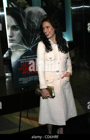 Dicembre 5, 2003 - New York New York, Stati Uniti - K34452RM.CASA DI SABBIA E nebbia lo screening.Al Chelsea West Theatre di New York New York 12/05/2003. / 2003.Jennifer Connelly(Immagine di credito: Â© Rick Mackler/Globe foto/ZUMAPRESS.com) Foto Stock