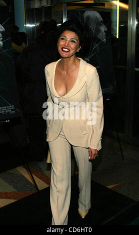 Dicembre 5, 2003 - New York New York, Stati Uniti - K34452RM.CASA DI SABBIA E nebbia lo screening.Al Chelsea West Theatre di New York New York 12/05/2003. / 2003.SHOHREH AGHDASHLOO(Immagine di credito: Â© Rick Mackler/Globe foto/ZUMAPRESS.com) Foto Stock