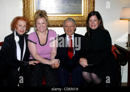 Gen 21, 2004 - New York New York, Stati Uniti - K35060RM.ARLENE DAHL, CAROLINE RHEA e Marcia Gay Harden discutere la loro forte fedi e il ruolo che svolge la fede nella loro vita e carriera CON IL DR. ARTHUR CALIANDRO.IN MARMO COLLEGIATA IN NEW YORK New York 04/21/2004. / 2004(Immagine di credito: Â© Foto Stock