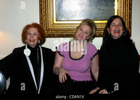 Gen 21, 2004 - New York New York, Stati Uniti - K35060RM.ARLENE DAHL, CAROLINE RHEA e Marcia Gay Harden discutere la loro forte fedi e il ruolo che svolge la fede nella loro vita e carriera.IN MARMO COLLEGIATA IN NEW YORK New York 04/21/2004. / 2004(Immagine di credito: Â© Rick Mackler/Globe foto Foto Stock