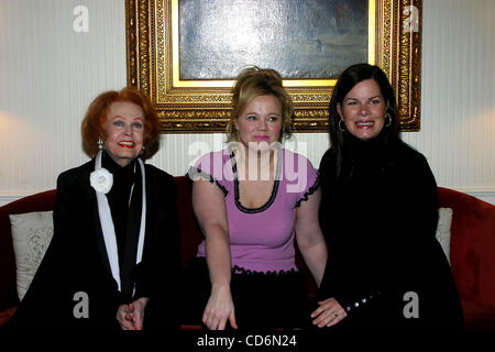 Gen 21, 2004 - New York New York, Stati Uniti - K35060RM.ARLENE DAHL, CAROLINE RHEA e Marcia Gay Harden discutere la loro forte fedi e il ruolo che svolge la fede nella loro vita e carriera.IN MARMO COLLEGIATA IN NEW YORK New York 04/21/2004. / 2004(Immagine di credito: Â© Rick Mackler/Globe foto Foto Stock