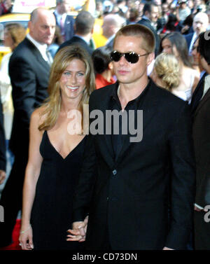 11 maggio 2004 - New York New York, Stati Uniti - K37158RM.U.S PREMIERE DI TROIA al Teatro Ziegfeld , New York New York 05/10/2004. / BRAD PITT Jennifer Aniston(Immagine di credito: Â© Rick Mackler/Globe foto/ZUMAPRESS.com) Foto Stock