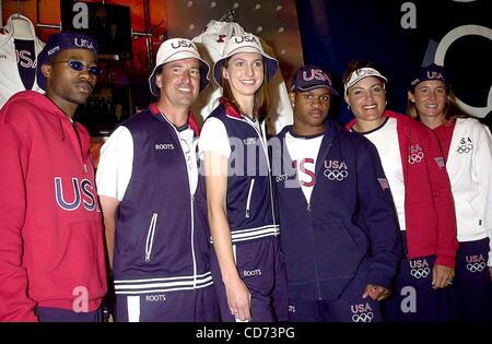 13 maggio 2004 - New York New York, Stati Uniti - K37273JKRON.il lancio del .U.S. OLYMPIC TEAM COLLECTION..L'esperienza di NBC STORE, 30 Rockefeller Plaza, New York New York..05/13/2004. / 2004..US OLYMPIC I MEMBRI DEL TEAM(Immagine di credito: Â© Giovanni Krondes/Globe foto/ZUMAPRESS.com) Foto Stock